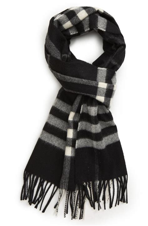 lammfell burberry schwarz|Burberry cashmere scarf.